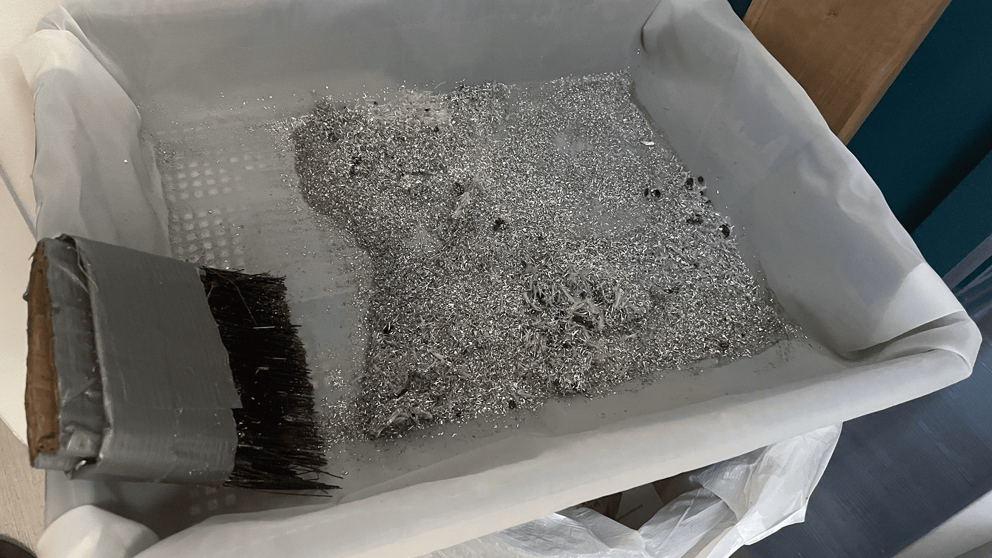Cleaning filter with brush